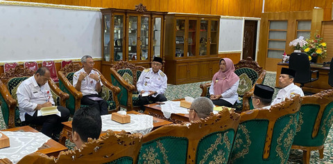 Kepala BPPRD Kabupaten Mempawah, Yusri, saat mengikuti rapat kerja bersama Bupati dan Wabup Mempawah. Foto: Dok. Istimewa