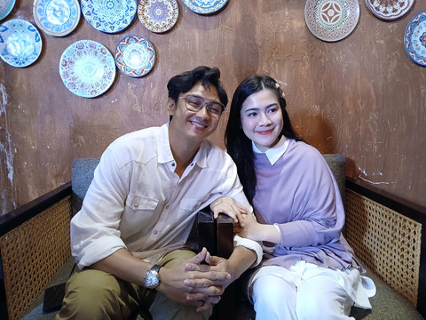 Pasangan Caesar Hito dan Felicya Angelista dalam acara buka puasa bareng Scarlett di Cikini, Jumat (7/3). Foto: Vincentius Mario/kumparan