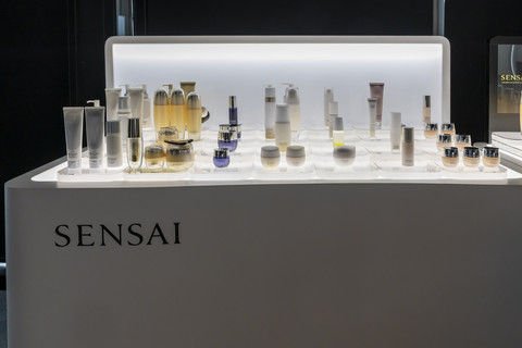 Brand skincare mewah asal Jepang, SENSAI. Foto: Multiwangi Group