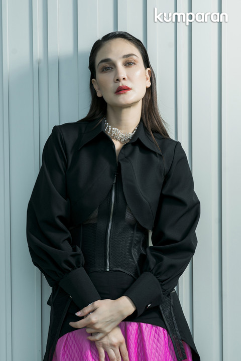 Luna Maya untuk Role Model kumparanWOMAN. Fashion Stylist: Anantama Putra, MUA: Ranggi, Hairdo: Elyas, Wardrobe: Wilsen Willim & Dior. Foto: Dok. Panji Indra
