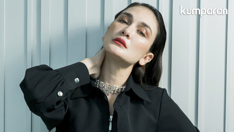 Luna Maya untuk Role Model kumparanWOMAN. Fashion Stylist: Anantama Putra. MUA: Ranggi. Hairdo: Elyas. Wardrobe dan Aksesori: Wilsen Willim. Lokasi: Eden Bar, Pan Pacific Jakarta. Foto: Dok. Panji Indra