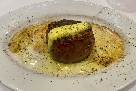 Sajian U.S. Petite Filet, Ruth's Chris Steak House Jakarta.  Foto: Salsha Okta Fairuz/kumparan