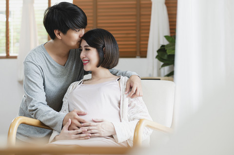 Ilustrasi suami istri bahagia. Foto: Shutterstock