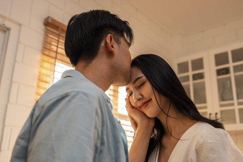 Ilustrasi suami istri bahagia. Foto: Shutterstock