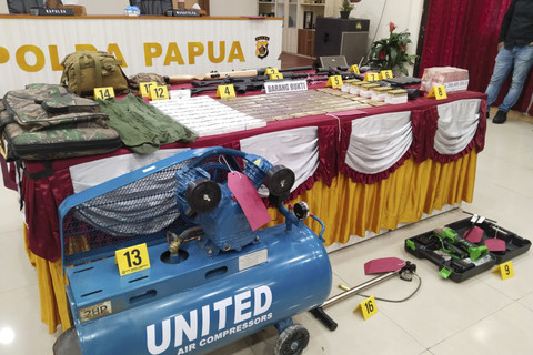 Barang bukti senjata api dan amunisi yang diselundupkan disertir TNI untuk dijual ke KKB Puncak Jaya. Foto: Dok. Istimewa