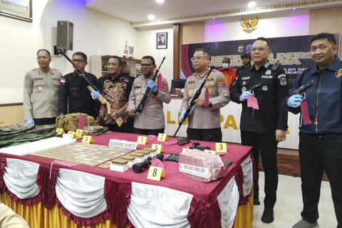 Barang bukti senjata api dan amunisi yang diselundupkan disertir TNI untuk dijual ke KKB Puncak Jaya. Foto: Dok. Istimewa