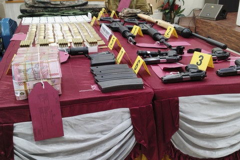 Barang bukti senjata api dan amunisi yang diselundupkan disertir TNI untuk dijual ke KKB Puncak Jaya. Foto: Dok. Istimewa