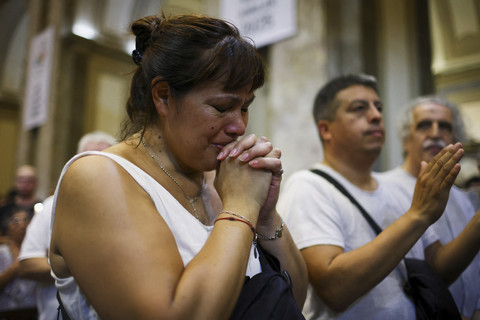 Seorang warga menangis saat menggelar doa bersama untuk kesembuhan Paus Fransiskus di Gereja Katedral Metropolitan Buenos Aires, Argentina, Jumat (7/3/2025).  Foto: Agustin Marcarian/REUTERS