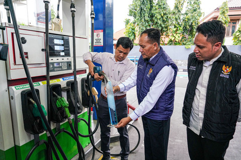 Badan Perlindungan Konsumen Nasional (BPKN) saat meninjau BBM di SPBU 34.13209 di Jl Pemuda, Jakarta Timur, Jumat (7/3). Foto: Dok. Pertamina