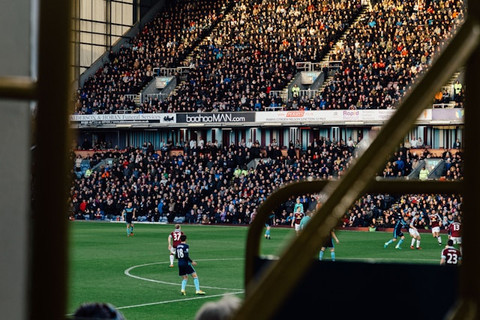 Ilustrasi link dan cara nonton live streaming Brentford vs Aston Villa. Foto: Unsplash/Terrace Grain