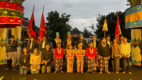 Peragaan busana abdi dalem Keraton Yogyakarta dalam rangka pembukaan pameran temporer 'Hamong Nagari: Aparatur Nagari Yogyakarta', Jumat (7/3). Foto: Arif UT/Pandangan Jogja