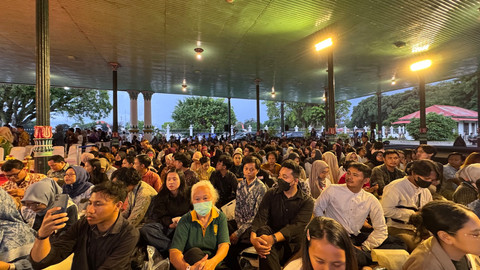 Pengunjung menyaksikan peragaan busana di Keraton Yogyakarta, Jumat (7/3). Foto: Arif UT/Pandangan Jogja