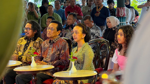 Keluarga Keraton Yogyakarta saat menghadiri peragaan busana abdi dalem di Kagungan Dalem Pagelaran Keraton Yogyakarta, Jumat (7/3). Foto: Arif UT/Pandangan Jogja