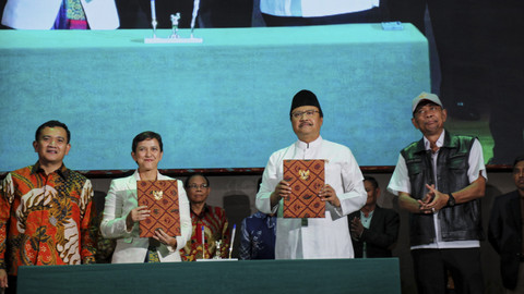 Komitmen Entaskan Kemiskinan Jawa Barat, Menteri Sosial Saifullah Yusuf Teken MoU Bersama Perguruan Tinggi. Foto: Dok. Kemensos