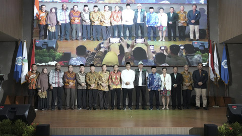 Komitmen Entaskan Kemiskinan Jawa Barat, Menteri Sosial Saifullah Yusuf Teken MoU Bersama Perguruan Tinggi. Foto: Dok. Kemensos