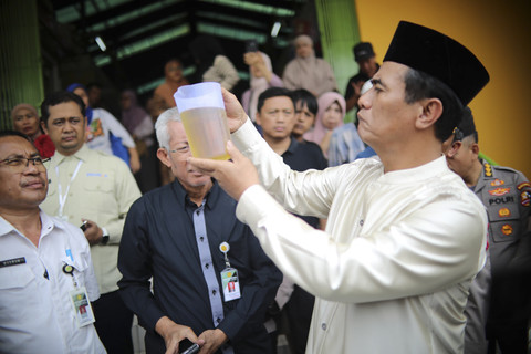 Mentan Amran saat sidak MinyaKita di Pasar Lenteng Agung. Foto: Dok. Kementan