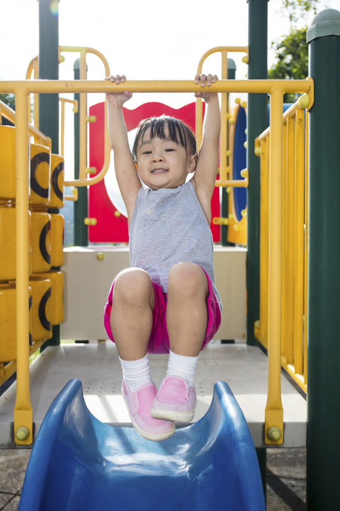 Ilustrasi Anak Main Pull Up. Foto: Shutterstock