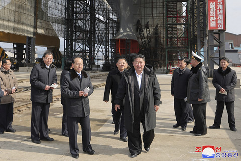 Presiden Korea Utara Kim Jong-un memeriksa galangan kapal selam nuklir saat melakukan peninjauan di Korea Utara, Sabtu (8/3/2025). Foto: KCNA/via REUTERS