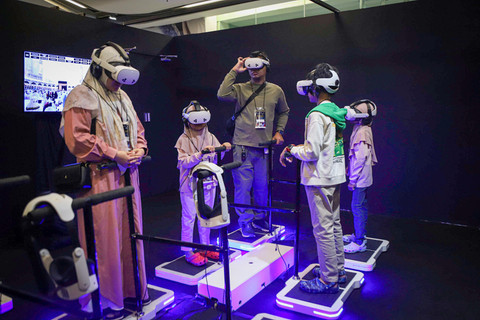 Pengunjung menggunakan perangkat Virtual Reality (VR) saat simulasi haji dan umroh di arena Manasik Xperience di Kuningan City Mall, Jakarta, Sabtu (8/3/2025). Foto: Iqbal Firdaus/kumparan