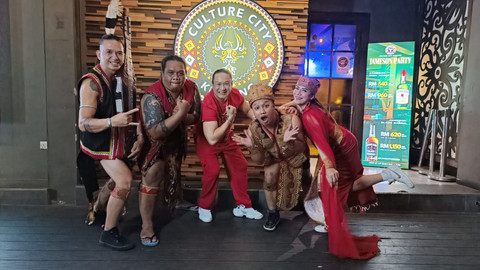 Borneo Imagination, DJ performance featuring sape' player asal Pontianak saat tampil di Culture City Kuching, Sarawak Malaysia pada tahun 2024. Foto: Dok. Istimewa
