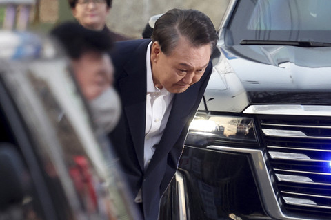 Presiden Korea Selatan Yoon Suk-yeol memberikan salam hormat kepada warga saat pembebasan dirinya setelah Pengadilan Korea Selatan menyatakan bebas di Uiwang, Korea Selatan, Kamis (8/2/2025). Foto: Kim Hong-Ji/Reuters