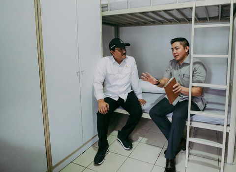 Sekretaris Kabinet (Seskab) Teddy Indra Wijaya bersama Menteri Sosial Saifullah Yusuf (Gus Ipul) meninjau rencana lokasi Sekolah Rakyat yang ada di Sentra Terpadu Pangudi Luhur (STPL) Bekasi, Jawa Barat, Sabtu (8/3/2025), siang. Foto: Dok Kemensos