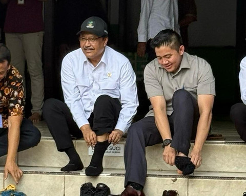 Sekretaris Kabinet (Seskab) Teddy Indra Wijaya bersama Menteri Sosial Saifullah Yusuf (Gus Ipul) meninjau rencana lokasi Sekolah Rakyat yang ada di Sentra Terpadu Pangudi Luhur (STPL) Bekasi, Jawa Barat, Sabtu (8/3/2025), siang. Foto: Dok Kemensos