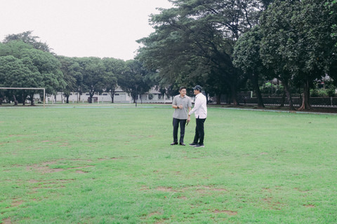 Sekretaris Kabinet (Seskab) Teddy Indra Wijaya bersama Menteri Sosial Saifullah Yusuf (Gus Ipul) meninjau rencana lokasi Sekolah Rakyat yang ada di Sentra Terpadu Pangudi Luhur (STPL) Bekasi, Jawa Barat, Sabtu (8/3/2025), siang. Foto: Dok Kemensos