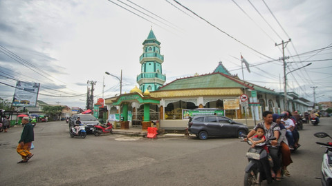 Tradisi pembagian bubur ramadan khas Masjid suro sudah dilakukan sejak puluhan tahun lalu, Sabtu (8/3) Foto: ary/urban id