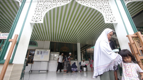 Sejumlah warga yang menunggu pembagian bubur ramadan yng merupakan tradisi tahunan di Masjid Suro Palembang, Sabtu (8/3) Foto: ary/urban id
