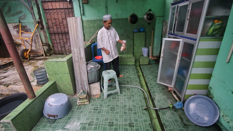 Pengurus masjid yang menyiapkan tradisi pembagian bubur ramadan sejak siang hari untuk nntinya dibagikan kepada warga maupun jamaah, Sabtu (8/3) Foto: ary/urban id