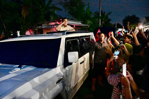 Presiden Prabowo Subianto secara mendadak mengunjungi lokasi terdampak banjir di Desa Bunibakti, Kec. Babelan, Kab. Bekasi, Sabtu (8/3). Foto: Instagram/ @sekretariat.kabinet