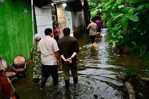 Presiden Prabowo Subianto secara mendadak mengunjungi lokasi terdampak banjir di Desa Bunibakti, Kec. Babelan, Kab. Bekasi, Sabtu (8/3). Foto: Instagram/ @sekretariat.kabinet