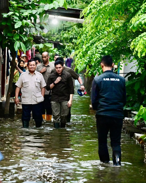 Presiden Prabowo Subianto secara mendadak mengunjungi lokasi terdampak banjir di Desa Bunibakti, Kec. Babelan, Kab. Bekasi, Sabtu (8/3). Foto: Instagram/ @sekretariat.kabinet