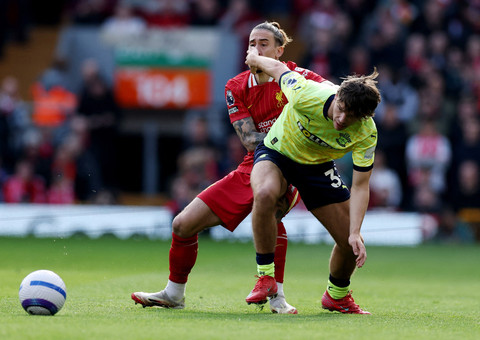 Tyler Dibling dari Southampton berusaha merebut bola dari engan Kostas Tsimikas dari Liverpool pada Liga Primer di Anfield, Liverpool, Inggris, 8 Maret 2025. Foto: REUTERS/Phil Noble