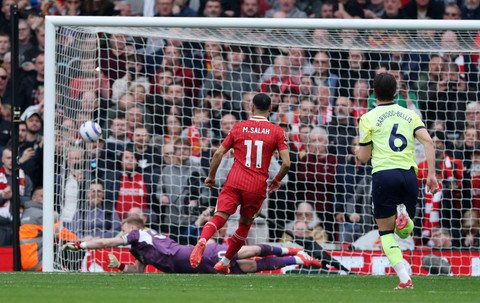 Mohamed Salah dari Liverpool mencetak gol kedua mereka saat menghadapi Southampton di Anfield, Liverpool, Inggris, 8 Maret 2025. Foto: REUTERS/Phil Noble