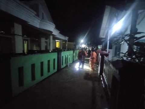 Banjir merendam ratusan rumah di Kampung Ciharashas, Desa Sirnagalih, Kecamatan Cilaku, Kabupaten Cianjur, Jawa Barat, Sabtu (8/3) malam.
Foto: Tim kumparan