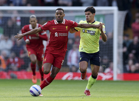 Pemain Liverpool Ryan Gravenberch beraksi dengan pemain Southampton Mateus Fernandes pada pertandingan Liga Inggris antara Liverpool vs Southampton di Anfield, Liverpool, Inggris, Sabtu (8/3/2025) malam WIB. Foto: Phil Noble/REUTERS