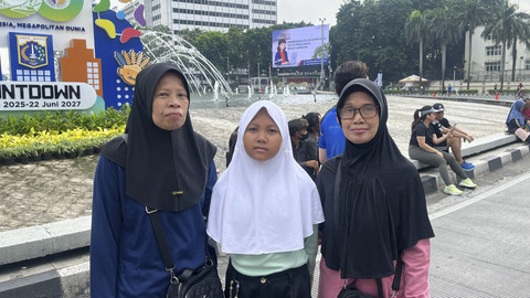 Maya (67), Kinanti (9), dan Asiah (61) pengunjung CFD Jakarta pada Minggu (9/3/2025). Foto: Haya Syahira/kumparan