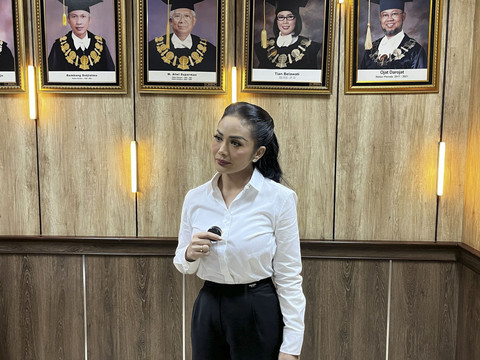 Salah satu mahasiswa baru Krisdayanti, penyanyi sekaligus politikus yang mengambil program studi Ilmu Pemerintahan, Minggu (9/3/2025). Foto: Rayyan Farhansyah/kumparan