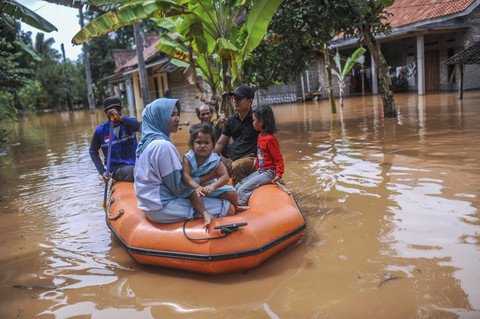 Relawan Tagana Kementerian Sosial mengevakuasi warga saat banjir di Kampung Kajeroan, Desa Rancasanggal, Kabupaten Serang, Banten, Jumat (7/3/2025). Foto: Muhammad Bagus Khoirunas/ANTARA FOTO