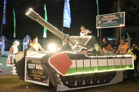 Peserta Festival Sahur-sahur di Mempawah yang mengkreasikan kendaraannya menjadi tank. Foto: Dok. Adpim Pemprov Kalbar