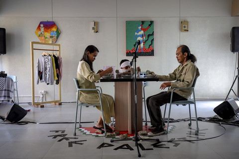 Kelompok teater Artery Performa menampilkan Monolog Gaza pada rangkaian acara Menabur Benih; 25 Jam Berbagi untuk Palestina di Rumah Belajar ICW, Jakarta, Minggu (9/3/2025). Foto: Jamal Ramadhan/kumparan