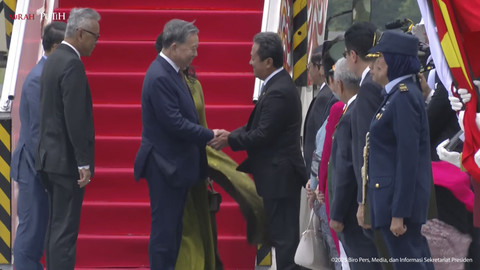Sekretaris Jenderal Partai Komunis Vietnam tiba di Bandara Halim Perdanakusuma, Jakarta, Minggu (9/3/2025). Foto: YouTube/ Sekretariat Presiden