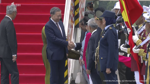 Sekretaris Jenderal Partai Komunis Vietnam tiba di Bandara Halim Perdanakusuma, Jakarta, Minggu (9/3/2025). Foto: YouTube/ Sekretariat Presiden