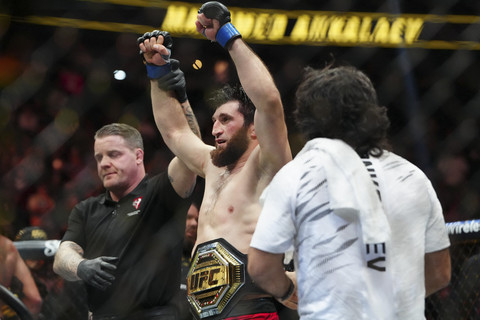 AlexMagomed Ankalaev (sarung tangan biru) bereaksi setelah mengalahkan Alex Pereira (tidak ada dalam foto) dalam UFC 313 di T-Mobile Arena, Las Vegas, Nevada, AS, Minggu (9/3/2025). Foto: Stephen R. Sylvanie/IMAGN IMAGES via Reuters Connect