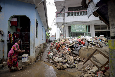 Sampah sisa banjir masih menumpuk di pemukiman warga Kelurahan Cililitan, Kecamatan Kramat Jati, Jakarta Timur, pada Minggu (9/3/2025). Foto: Jamal Ramadhan/kumparan