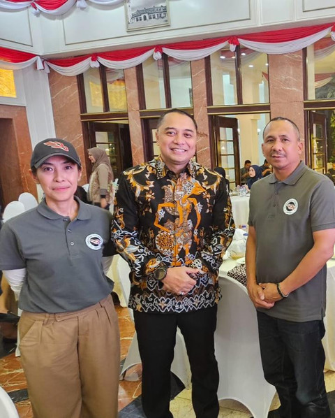 Kiri-kanan: Sekjen Barati Indonesia, Desty R. Nathalia; Wali Kota Surabaya, Eri Cahyadi; Direktur Barati Mendunia, Krisna W. Marsis, dalam acara Launching Surabaya Event Calendar 2025 di Balai Kota Surabaya, Jawa Timur. Foto: Barati