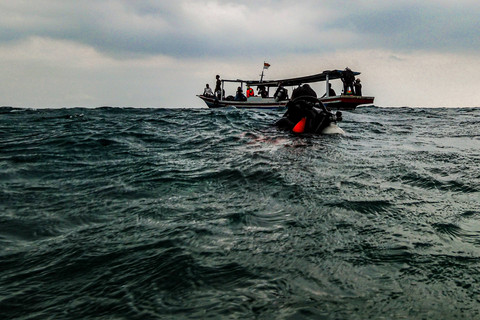 Bersiap Menyelam: Penyelam bersiap naik ke atas perahu usai melakukan pengecekan terumbu karang di perairan Pulau Tidung, Jakarta. Foto: Muhammad Adimaja/ANTARA FOTO