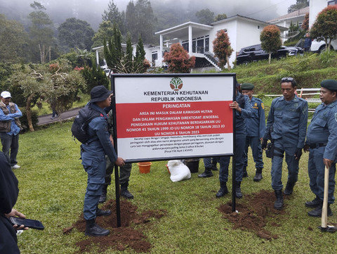 Kementerian Kehutanan bersama Kementerian ATR/BPN menertibkan sejumlah vila di kawasan Puncak, Kabupaten Bogor, Minggu (9/3/2025). Foto: kumparan